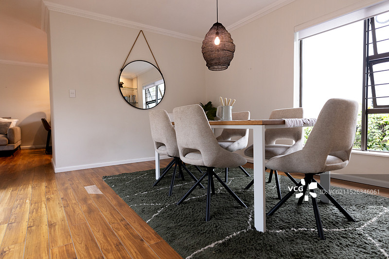 现代风格的舒适居家餐厅，配有时尚的椅子和吊灯图片素材