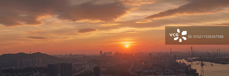 日出时分，航拍黄埔大桥，黄埔老城区，广州开发区东区及远方东莞市建筑全景图图片素材