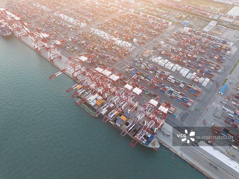 航拍集装箱码头装卸工作图片素材