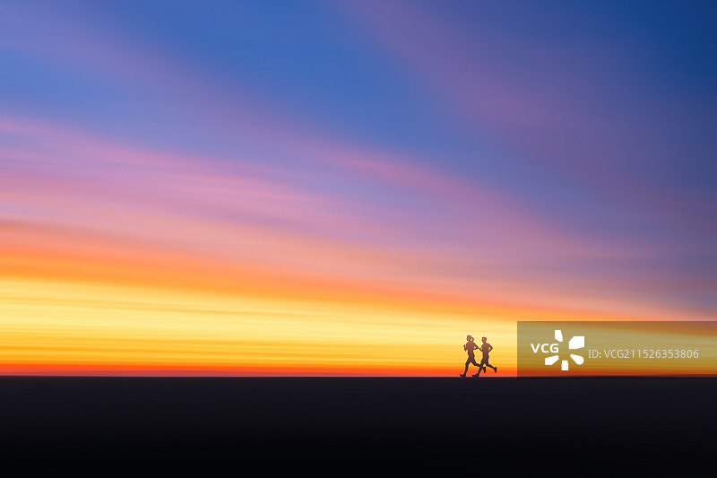 迎着光奔跑图片素材