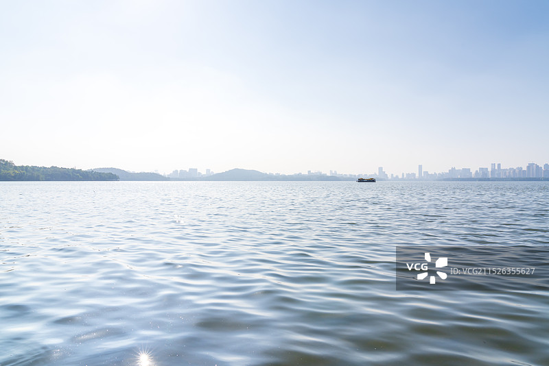 武汉东湖湖面波纹和城市天际线图片素材