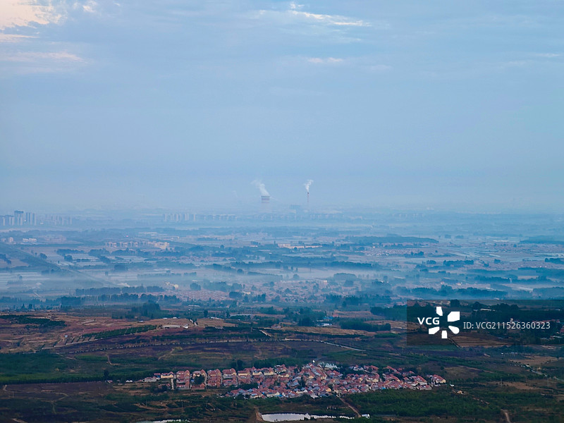 秋天寒露节气，莒县屋楼崮山顶看日出，朝霞，薄雾图片素材