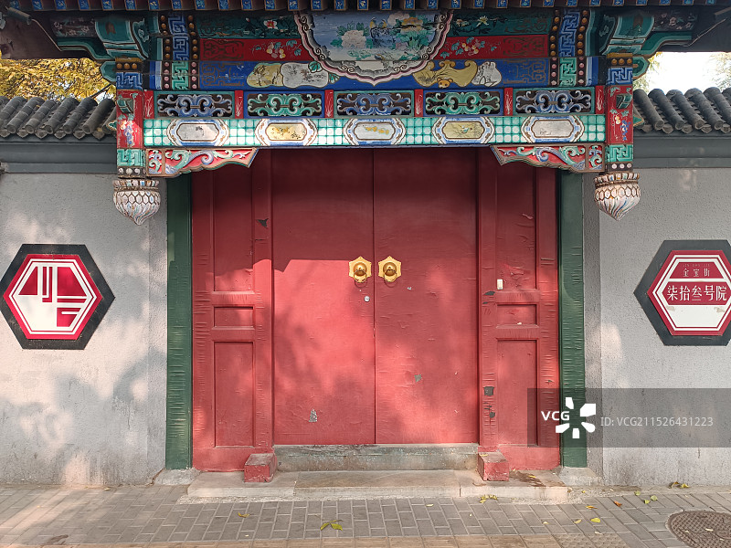 金宝街老四合院光影斑驳的朱漆大门和垂花柱图片素材
