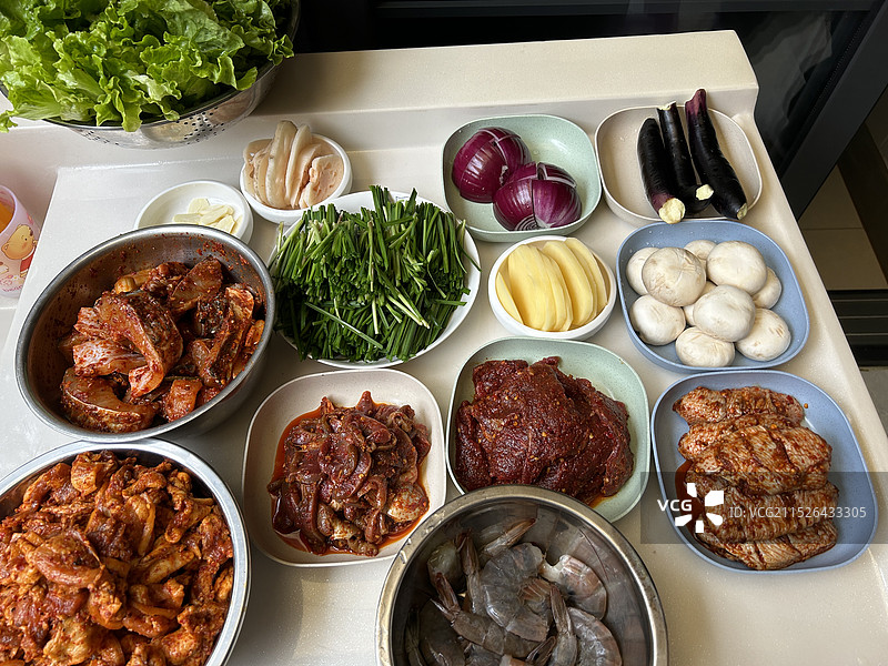 餐桌上各种食物的高角度视图图片素材