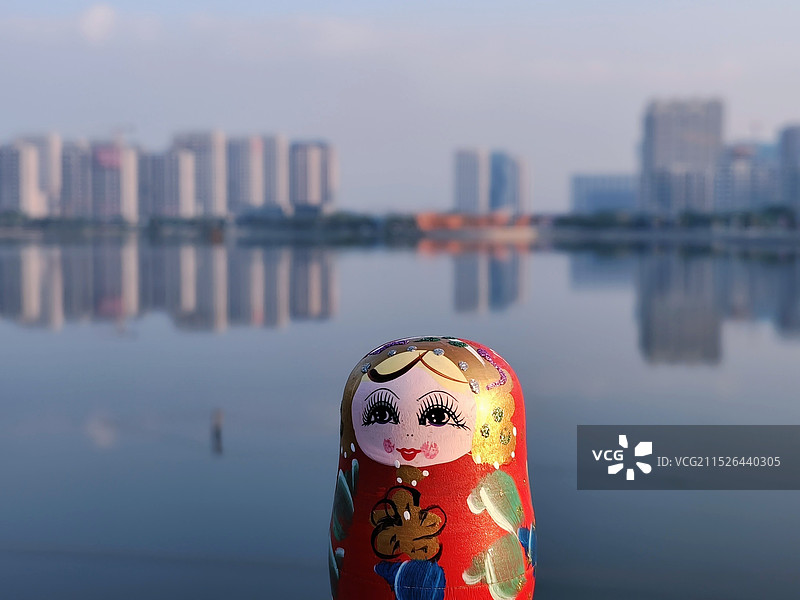 《建筑旁的木偶》图片素材