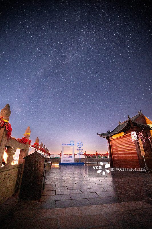 银河星空下的云台之巅玄帝宫图片素材