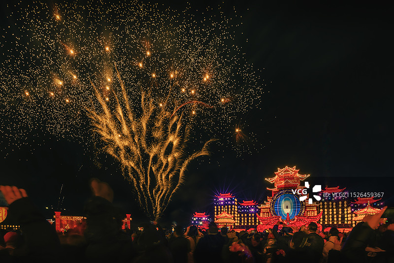 沈阳棋盘山关东影视城霓虹灯烟花秀图片素材