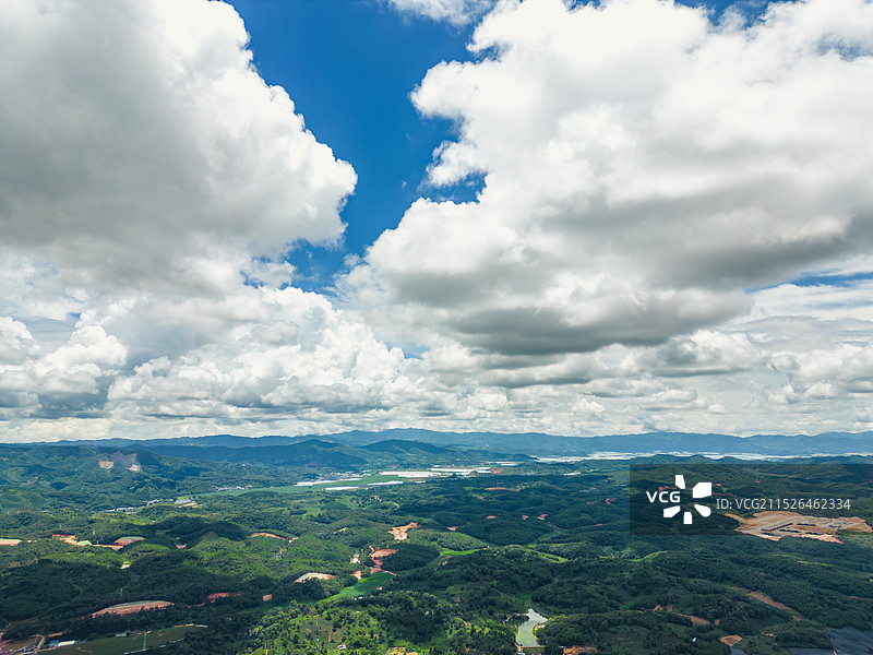 航拍蓝天白云下的乡村田园风光图片素材