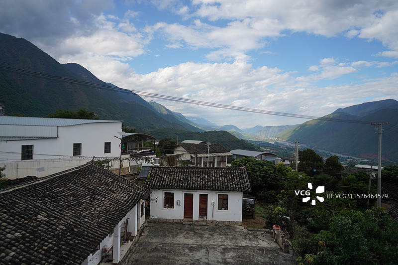 云南保山乡村瓦片房和山川图片素材