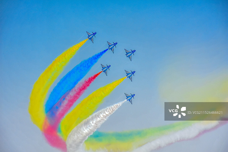 飞机在蓝天上飞翔的低角度视图图片素材