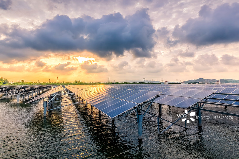 太阳能发电站和自然风景图片素材