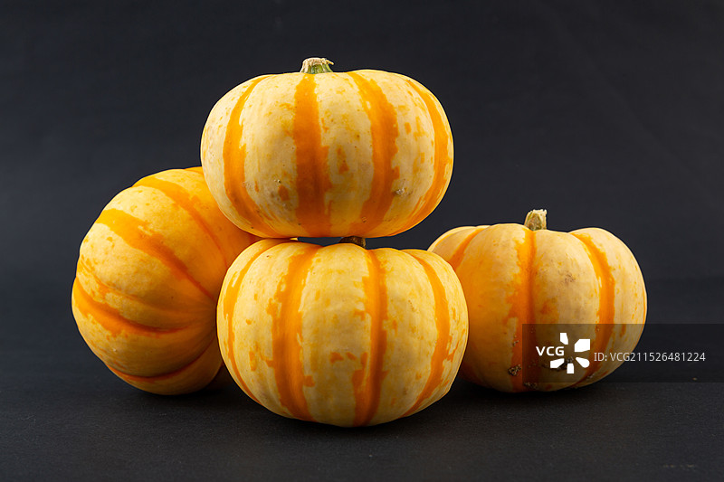 可雕刻的黄皮小南瓜图片素材