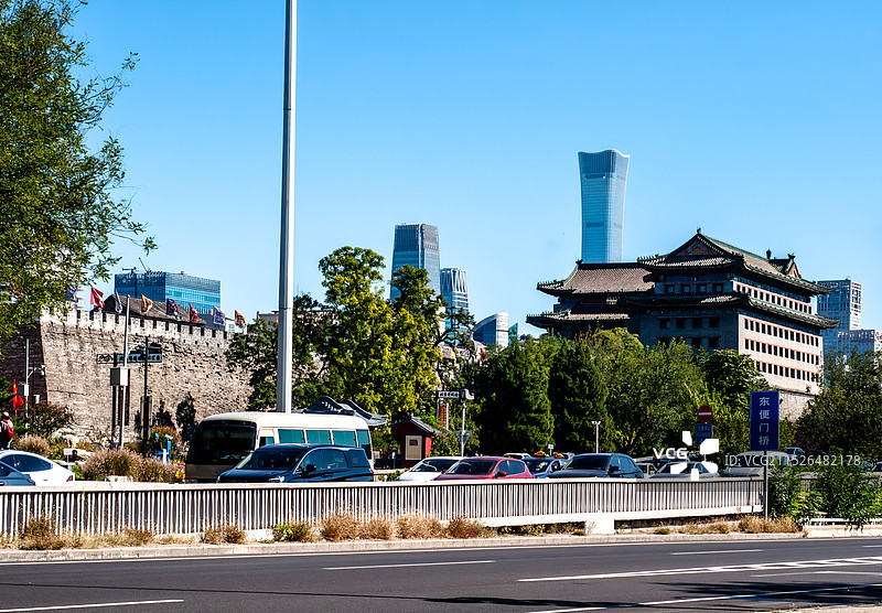 中信大厦东便门箭楼明城墙遗址与繁忙的东二环道路图片素材