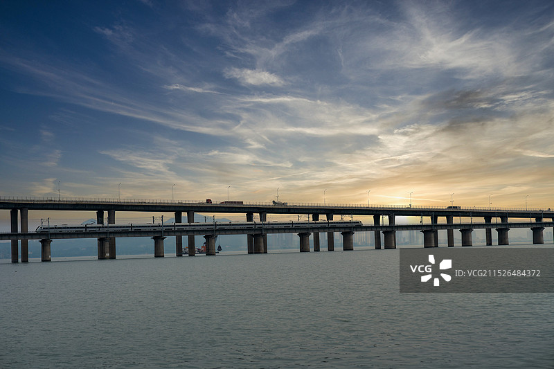 海上列车 夕阳列车 海上地铁 宫崎骏里面世界图片素材