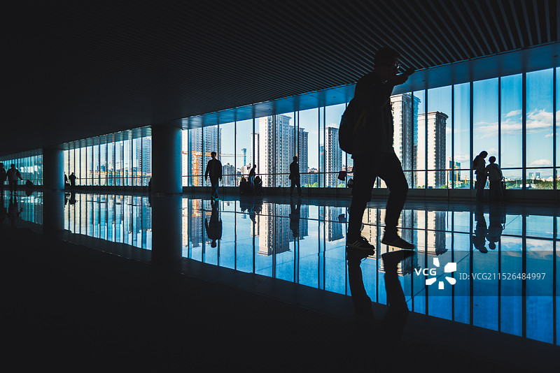 城市天际线与室内落地窗图片素材