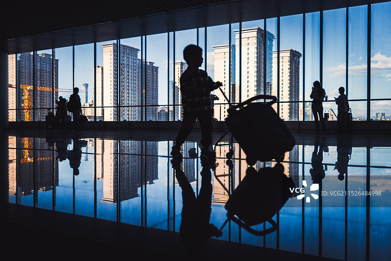 城市天际线与室内落地窗图片素材