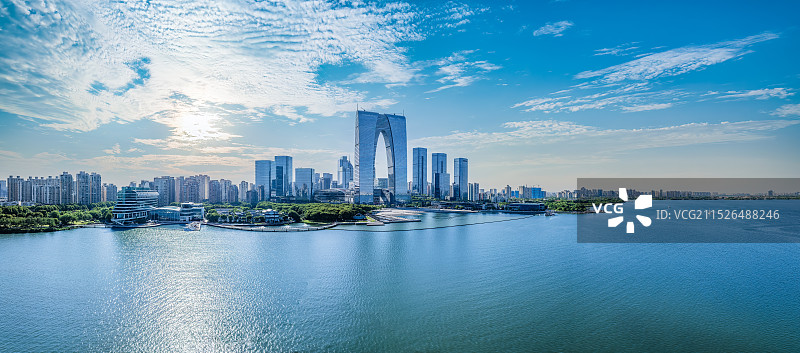 中国苏州现代城市天际线和自然风景图片素材