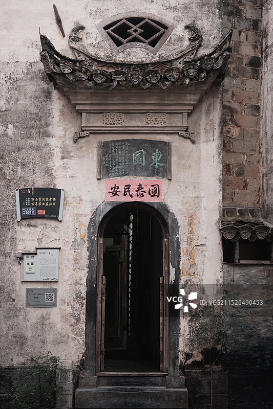 雨后的西递古村——东园图片素材
