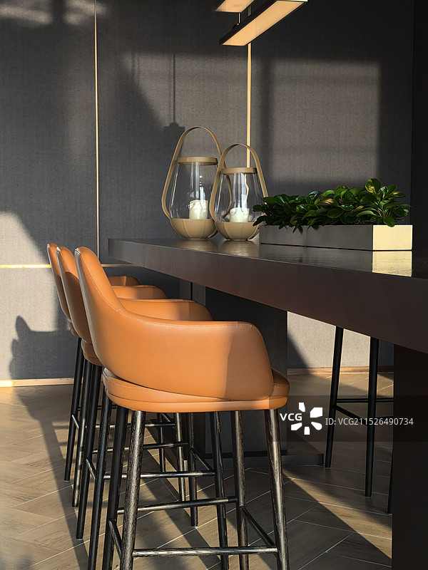 咖啡厅的空椅子和桌子图片素材