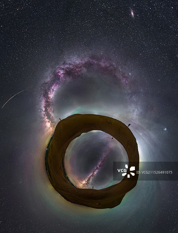 双曲空间里的银河全景图图片素材