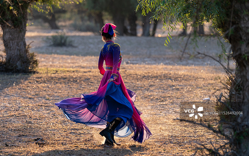 内蒙古通辽奈曼旗沙漠环境人像图片素材