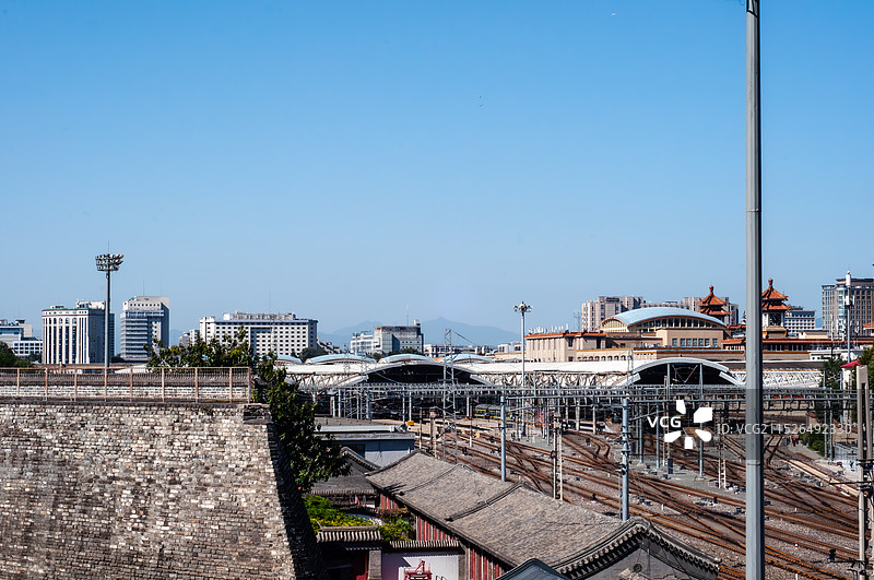 北京明城墙遗址与北京火车站图片素材