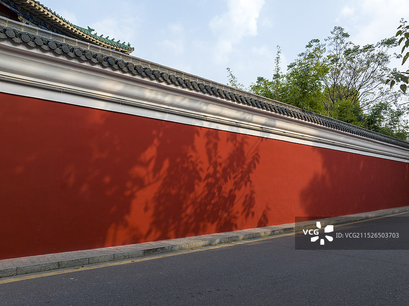 红墙绿瓦绿树襄阳王府襄王府围墙城市建筑风光图片素材