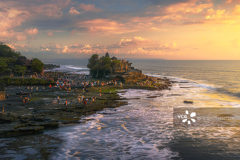 夕阳与海浪中的海神庙图片素材