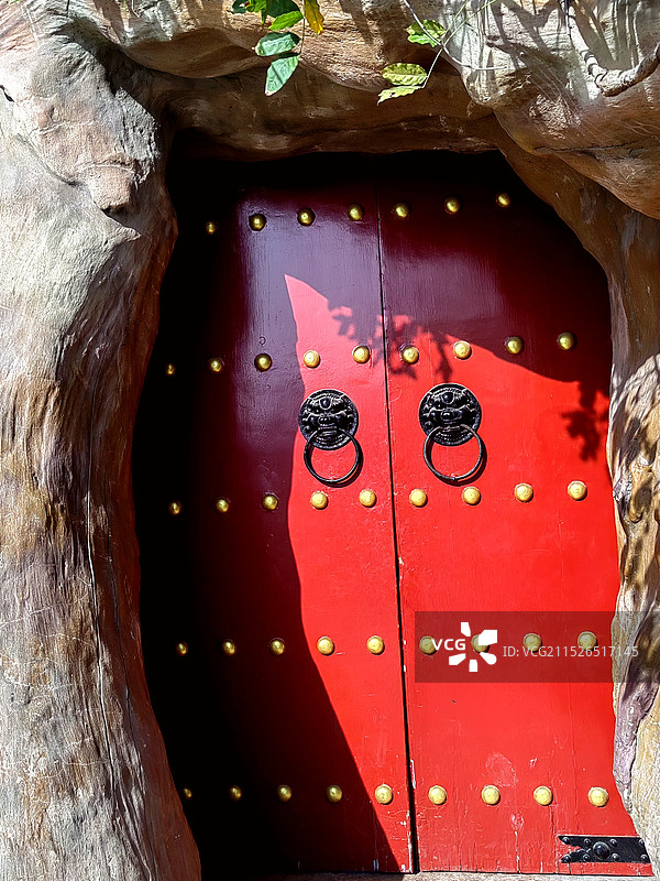 古老的门——拍摄于山西临汾大槐树图片素材