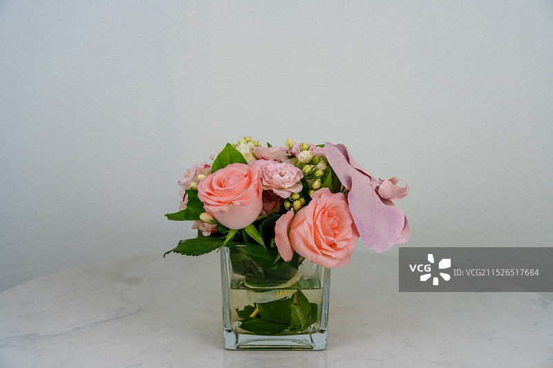 桌上花瓶里的浪漫花束图片素材