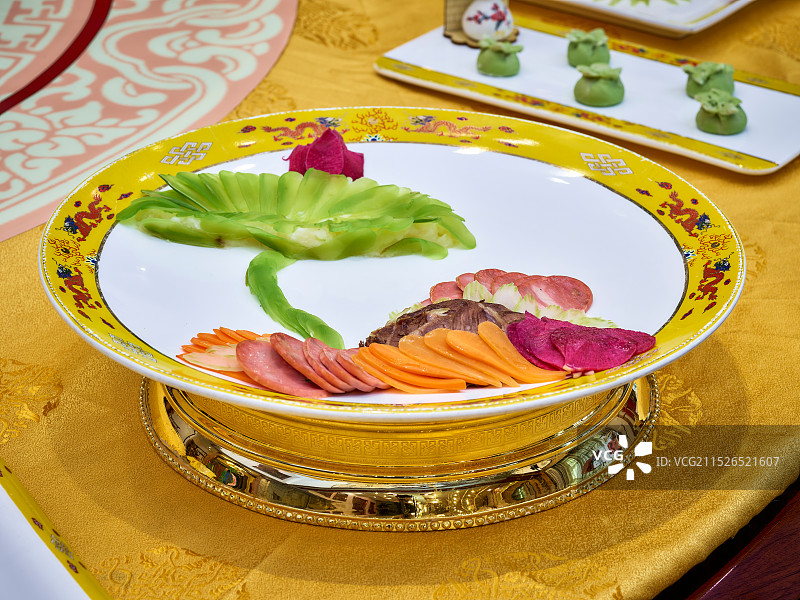 宫廷菜满汉全席皇家餐具御品宴席宴会正黄旗满族盛京凉菜西芹牛肉心里美萝卜胡萝卜片香肠片花朵造型摆盘图片素材