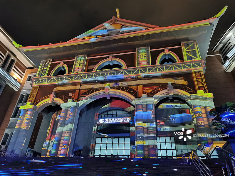 夜间美丽夜景下的厦门集美诚毅科技探索中心图片素材