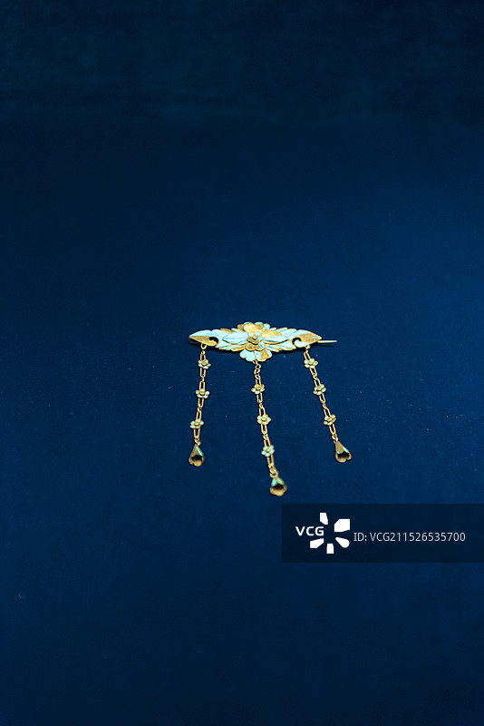 鎏金花卉纹点翠银别针 民国时期 中国河北省定州博物馆图片素材