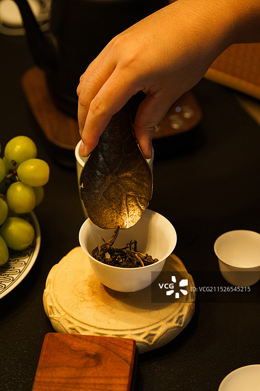 喝茶 老班章 投茶图片素材