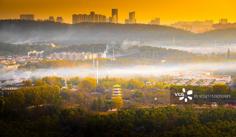 武汉东湖樱花园五重塔秋天日出晨雾云雾阳光图片素材