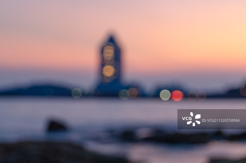 灯火黄昏的海边风景图片素材