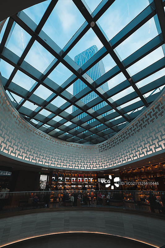 上海前滩太古里现代建筑室内的低角度视图图片素材