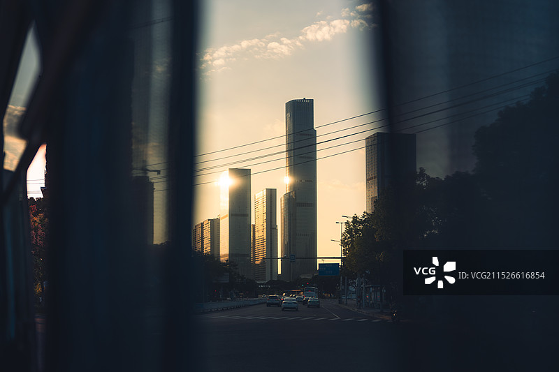 公交车外的高楼大厦图片素材