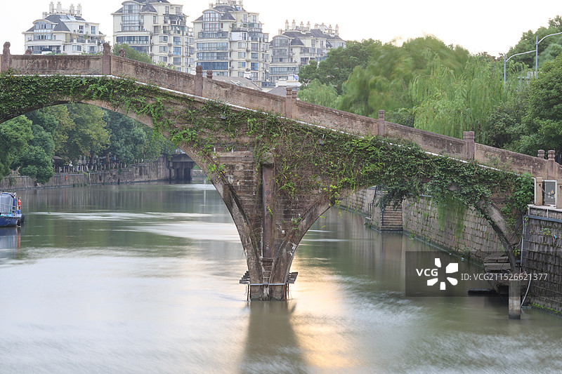 北宋庆历年间余姚通济桥半圆形驼峰式石拱桥浙东第一桥舜江楼图片素材