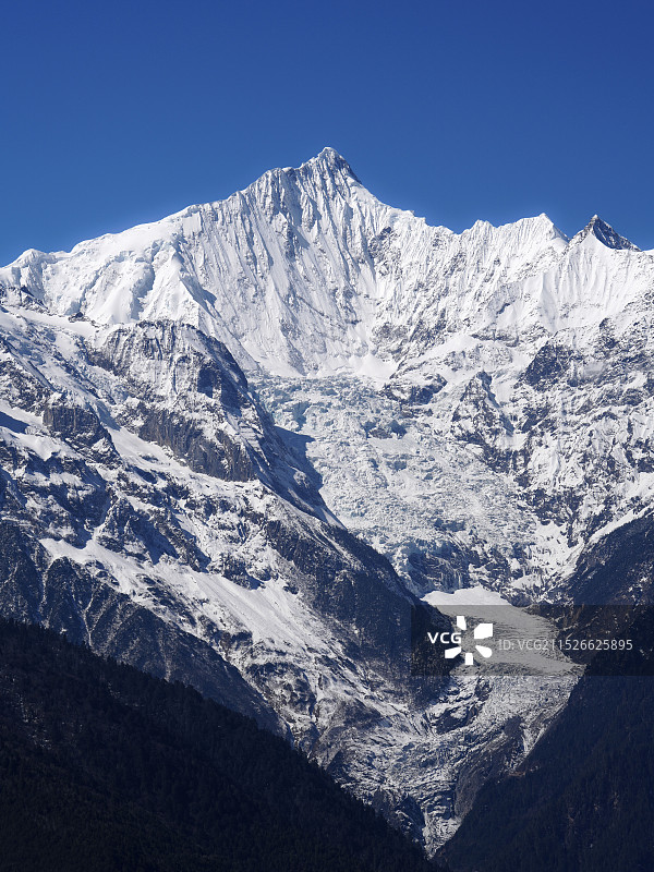 卡瓦格博与明永冰川图片素材