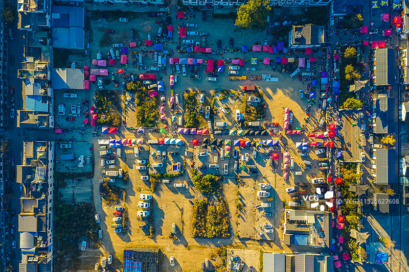 俯视三月街集市全景图片素材