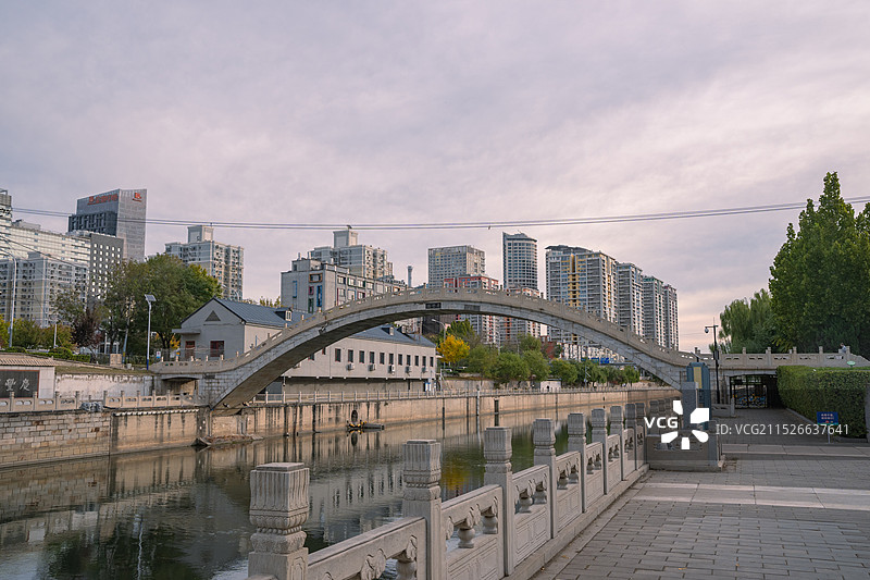 北京庆丰公园秋日清晨的景色图片素材