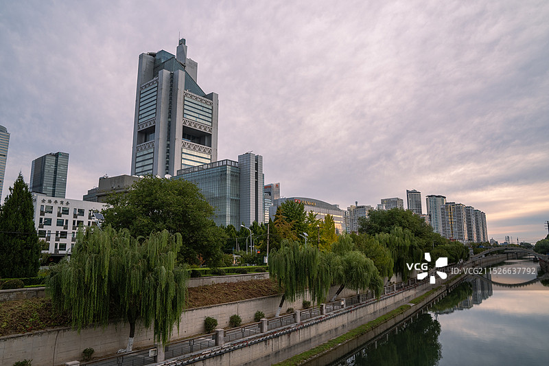 北京庆丰公园秋日清晨的景色图片素材