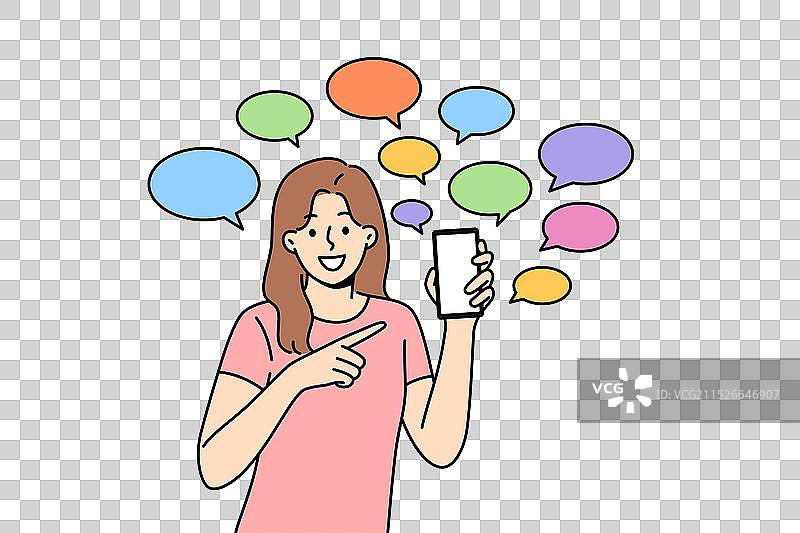 女人指着手机屏幕上的消息图片素材