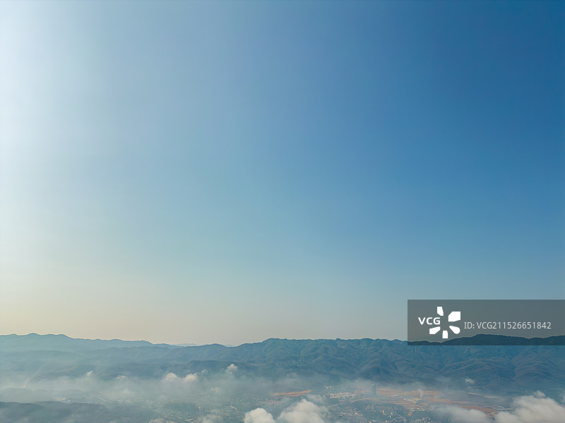 航拍云雾缭绕的山间图片素材