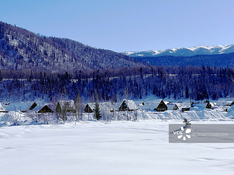 禾木新村冰天雪地里的村子雪地高山森林冰雪小屋图片素材