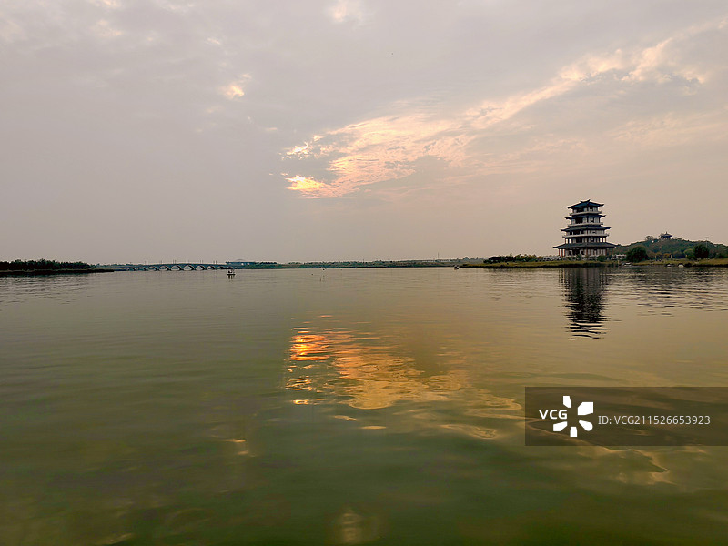 夕阳下的卤阳湖图片素材