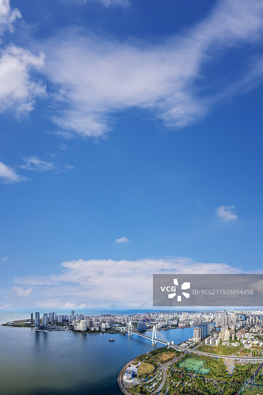 航拍海口城市海岸线全景大画幅图片素材