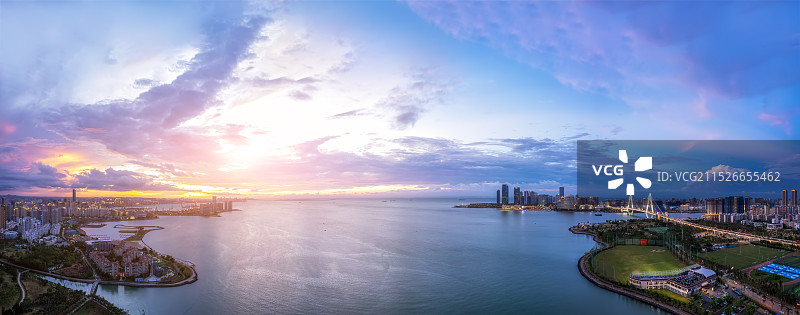 航拍海口城市海岸线黄昏暮色图片素材
