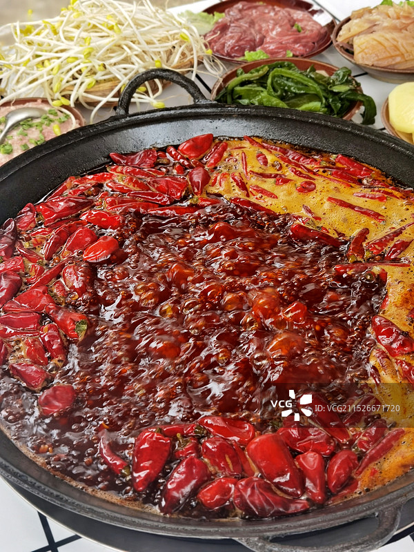 重庆火锅，红油底料，麻辣鲜香滚烫美味！图片素材
